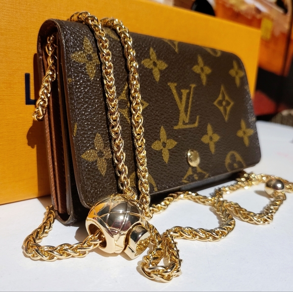 LOUIS🌻VUITTON Wallet with adjustable chain - Picture 2 of 14